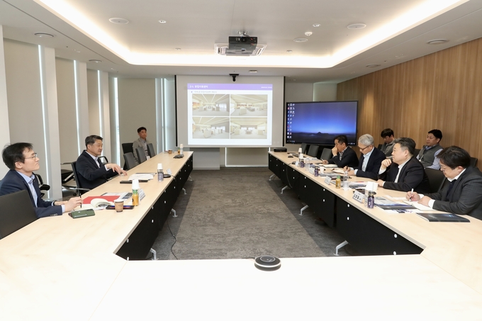 김학도 이사장이 협동화 클러스터 참여기업 임직원들과 정책 토의를 진행하고 있다. (사진=중소벤처기업진흥공)