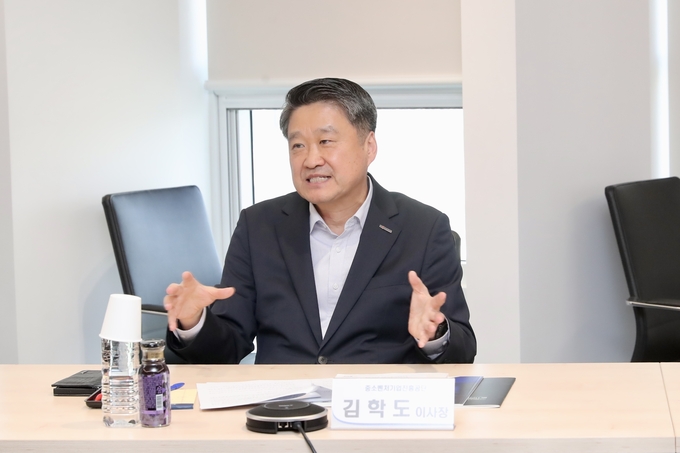 김학도 이사장이 협동화 클러스터 참여기업 임직원들과 정책 토의를 진행하고 있다. (사진=중소벤처기업진흥공단 제공)