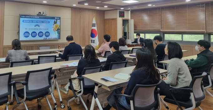 12일 수원시 영통구청에서 안전보건 담당자들이 컨설팅을 진행하고 있다. (사진=수원시 제공)