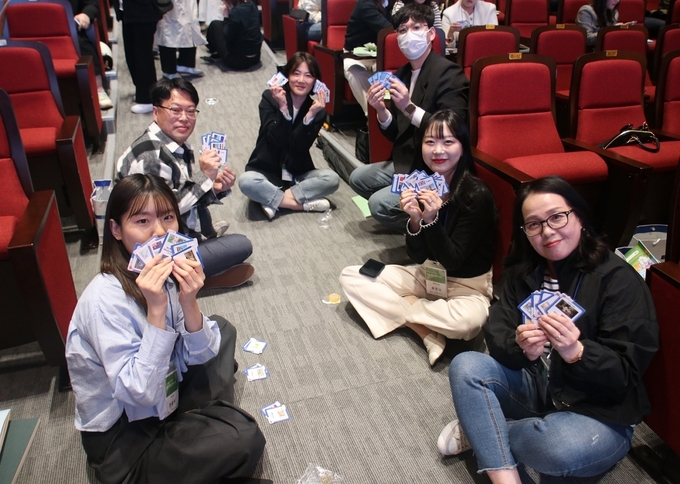 지난 12일 대전 신협중앙연수원에서 진행된 ‘2023년 멘토 역량강화 교육’ 과정 중 화폐 카드 교구를 체험하는 신협 멘토들의 모습. (사진=신협중앙회 제공)