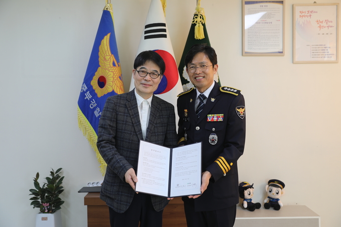  12일 ‘폴케어(POL-CARE) 업무협약’에 참여한 민윤기 수원중부경찰서장과 이병욱 동수원병원장. (사진=수원중부경찰서 제공)