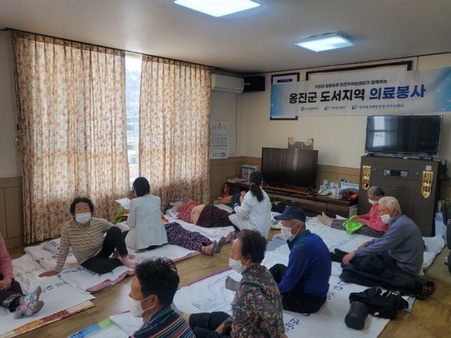 지난 12일 인천시·옹진군 공무원과 길병원 전문 의료진은&nbsp;자월면 승봉도 주민을 대상으로 첫 무료진료를 실시했다. ( 사진 = 옹진군 제공 )