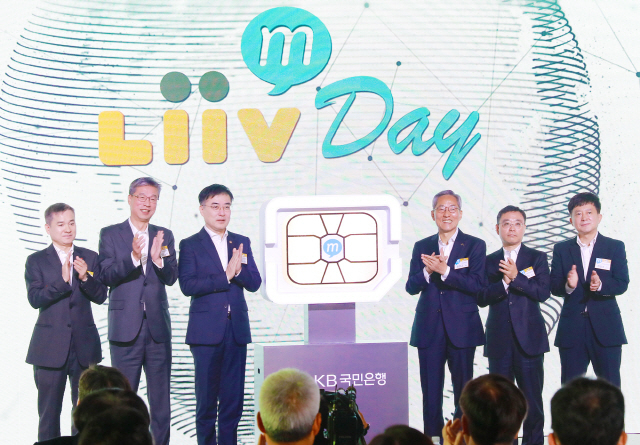 윤종규 KB금융지주 회장(오른쪽 세번째) 지난 2019년 10월 ‘Liiv M(리브모바일)’ 출시 행사에서 박수를 치고 있다. (사진=KB국민은행 제공)