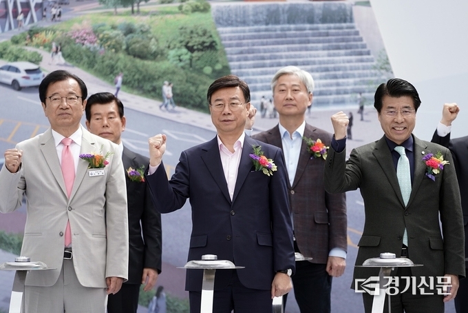 신상진 성남시장(앞줄 가운데)이 13일 수정구 창곡동 위례중앙광장에서 열린 위례트램 착공식에 참석해 건설 공사 시작을 축하했다. (사진=성남시 제공)