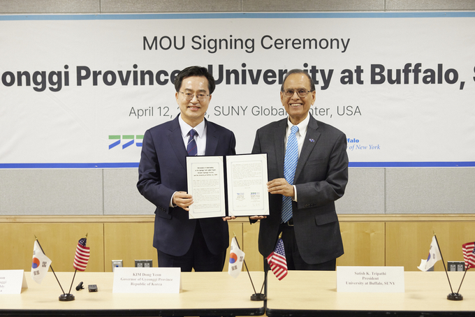  12일 오전(현지시간 ) 미국 뉴욕 SUNY Global center에서 김동연 경기도지가 사티쉬 K. 트리파티(Satish K. Tripathi) 뉴욕주립대버팔로 총장과 경기청년 사다리 프로그램 협약식을 갖고 기념촬영을 하고 있다. (사진=경기도 제공)