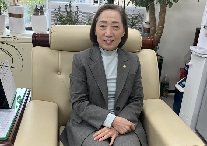 13일 오전 유정옥 부평구의원이 경기신문과 인터뷰하고 있다. ( 사진 = 김샛별 기자 )