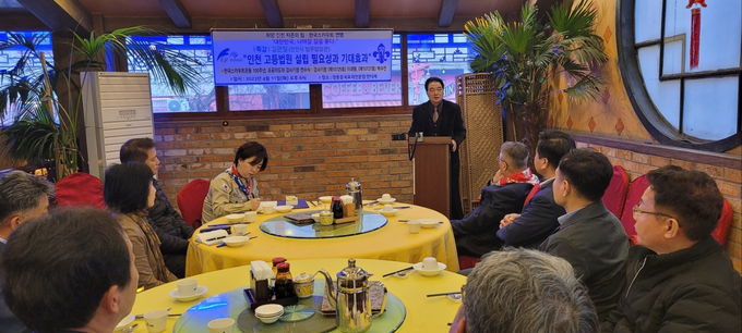 김관철 시 법무담당관이 지난 11일 한국스카우트운동 100주년 유공지도자 감사기장 전수식에서 인천고등법원 설립 필요성에 대해 강연을 하고 있다. ( 사진 = 인천시 제공 )