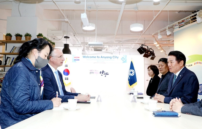 최대호 안양시장(오른쪽 첫번째)이 이비차 풀략 스플리트시장(네번째)과 환담을 나누고 있다.(사진=안양시 제공)