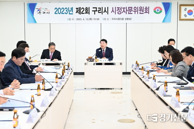 구리시 자문위원회는 13일 시청 상황실에서 49명 위원에게 위촉장을 전달해 위원 구성을 마치고 본격 활동에 들어갔다.(사진=구리시 제공)