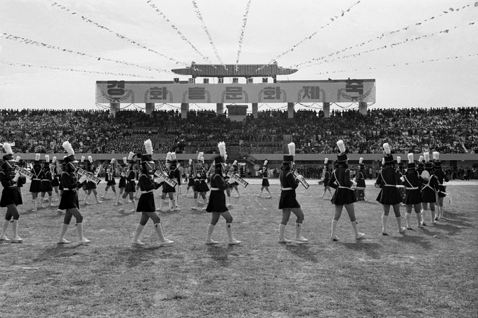 1971년 제8회 화홍문화제에서 고적대가 개막 축하 공연을 하고 있다. (사진=수원시 제공)