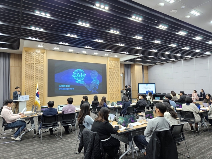 12일 시수원청 중회의실에서 수원시 공직자들이 '챗GPT 실무 교육'을 받고 있다. (사진=수원시 제공)