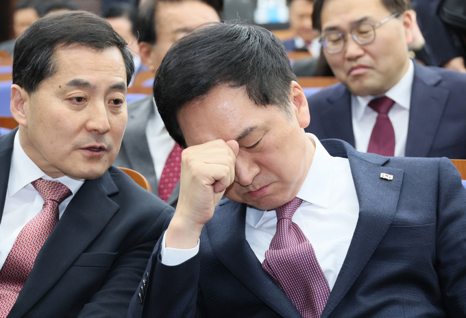 김기현 국민의힘 대표가 13일 오후 국회에서 열린 의원총회에서 박대출 국민의힘 정책위의장과 대화하고 있다. (사진=연합뉴스)