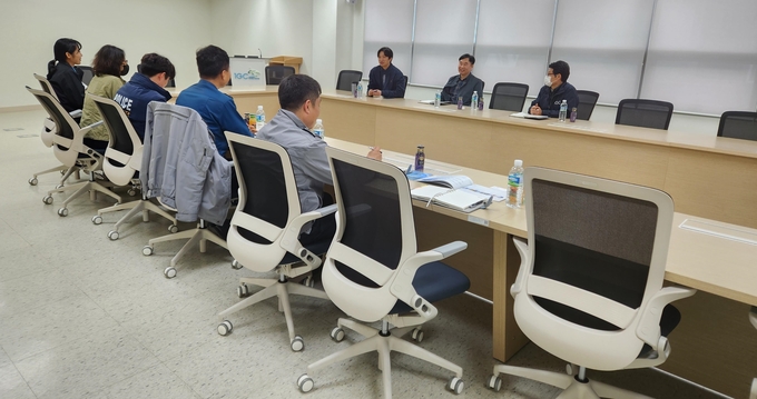 지난 13일 인천글로벌캠퍼스 회의실에 연수경찰서 범죄예방진단팀, 여성청소년계와 인천글로벌캠퍼스 관계자가 모여 간담회를 열고 있다. ( 사진 = 남동구 제공 ) 