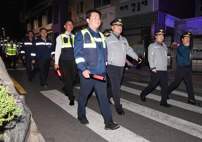 임병택 시흥시장은 지난 13일 저녁 자율방범대와 함께 범죄 예방 합동 순찰을 전개했다.(사진=시흥시 제공).