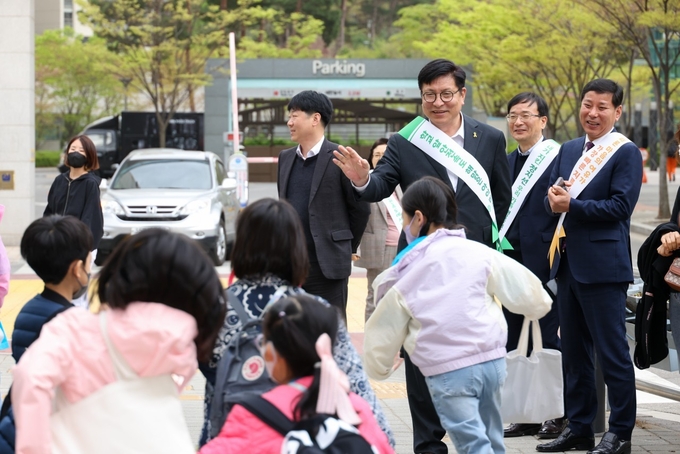 14일 오전 도성훈 인천시교육감은 인천만월초등학교에서 교통안전 캠페인을 진행했다. ( 사진 = 인천시교육청 제공 )