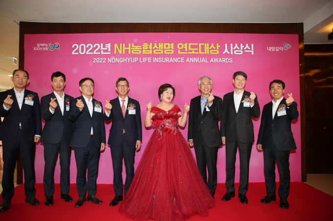 지난 13일 서울 소공동 조선호텔에서 열린 NH연도대상 시상식에서 대상 수상자 심수연 FC(가운데), 농협금융지주 이석준 회장(오른쪽 세번째), NH농협생명 윤해진 대표(왼쪽 네번째)와 NH농협생명 부사장들이 함께 기념촬영을 하고 있다. (사진=NH농협생명 제공)