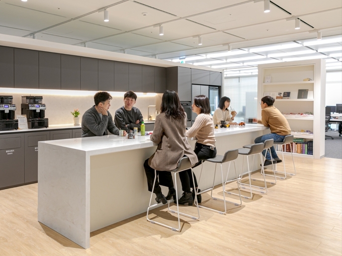 경기도 판교 HD현대 GRC에서 HD현대 건설기계 부문 직원들이 대화를 나누고 있다. (사진=HD현대사이트솔루션 제공)