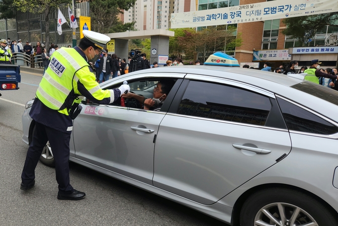 14일 오후 인천 남동구 구월동 정각초 앞에서 남동경찰서 교통계 경찰관이 택시 운전자를 향해 음주감지기를 내밀고 있다. ( 사진 = 박지현 기자 )