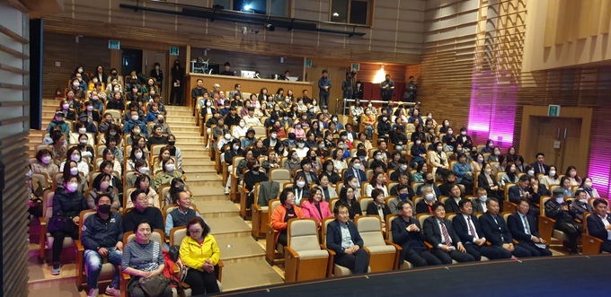 문화예술회관을 가득메운 컬쳐 오산을 지지하는 그룹과 주요인사들이 출범을 기념하는 음악 강연회를 찾아 축하하고 있다.(사진=지명신 기자)
