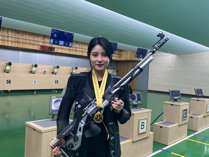 14일 충북 청주종합사격장에서 열린 제16회 대통령경호처장기 전국사격대회 여자일반부 공기소총 개인전에서 우승을 차지한 조은영(경기도청)이 기념사진을 찍고 있다. (사진=경기도청 사격팀 제공)