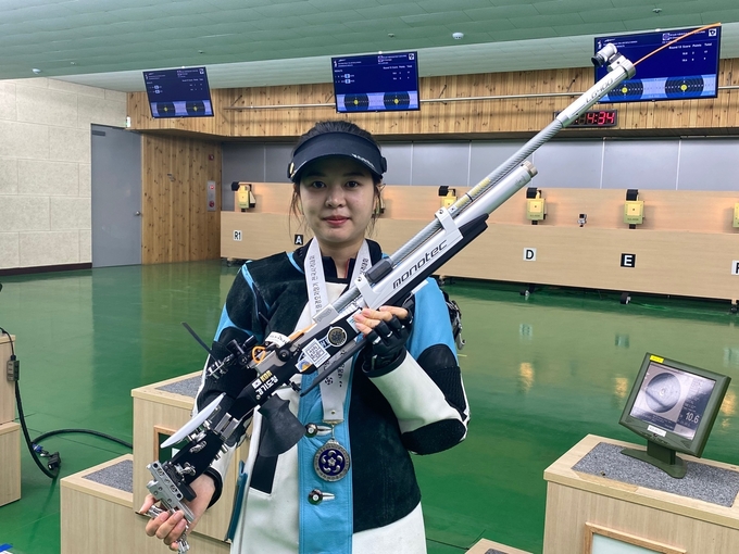 14일 충북 청주종합사격장에서 열린 제16회 대통령경호처장기 전국사격대회 여자일반부 공기소총 개인전에서 준우승을 차지한 박선민(경기도청)이 기념사진을 찍고 있다. (사진=경기도청 사격팀 제공)