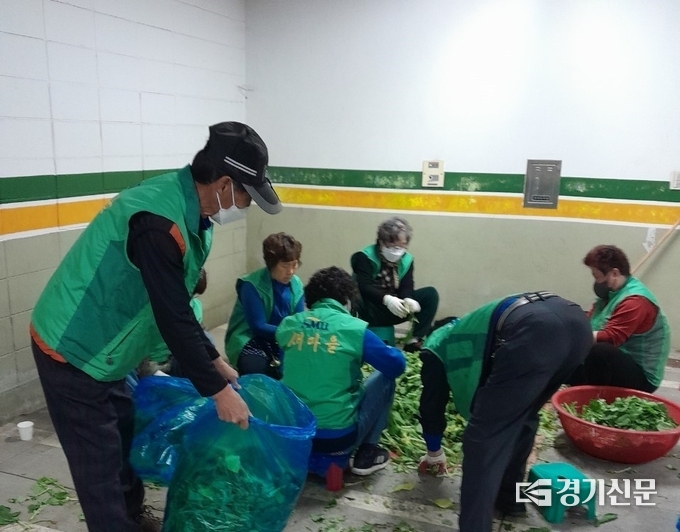 남양주시 금곡동 새마을지회는 14일&nbsp;지역 농산물을 활용해&nbsp;반찬을 만들어 관내 취약계층 30가구에 전달했다.(사진=남양주시 제공)