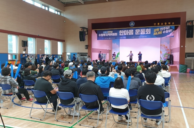 15일 오전 안룡초 체육관에서 열린 운동회에서 이병진 직무대행이 인사말을 하고 있다. (사진=나규항 기자)