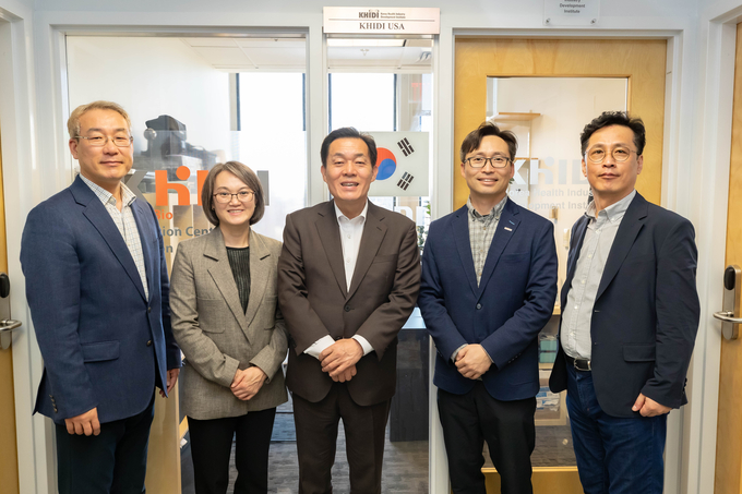 지난 13일(현지 시각) 미국 보스턴 케임브리지 혁신 센터에서 이재준(가운데) 시장과 간담회 참석자들이 기념 촬영을 하고 있다. (사진=수원시 제공)