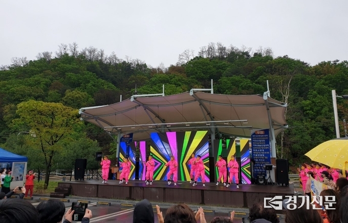남양주시 와부읍의 대표축제인 '월문천 물향기 축제'가 15일 와부조안행정복지센터 야외무대에서 4년 만에 펼쳐졌다 사진은 지역 생활 예술 동아리 회원들이 에어로빅 공연을 펼치고 있는 모습이다. (사진=남양주시 제공)