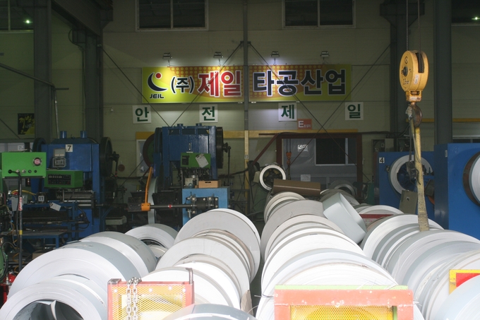 공장에 들여 온 포스코 철 원자재가 쌓여있다.(사진 =천용남기자)
