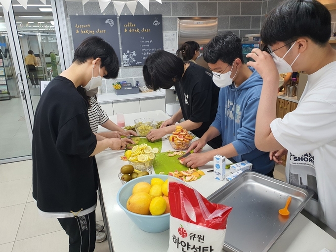 상상그린 식생활 탐구 프로젝트에 첨여한 학생들이 과일을 손질하고 있다. (사진=김포교육지원청) 