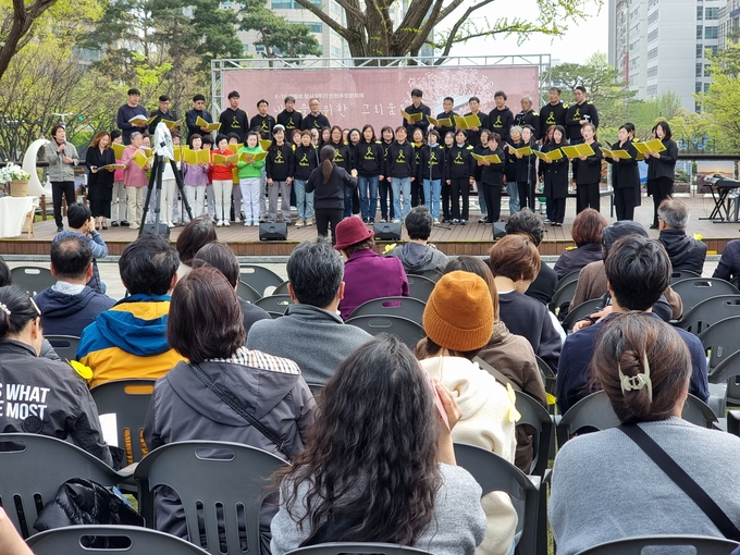 지난 15일 오후 인천시청 애뜰광장에서 열린 추모문화제에서 공연 출연자들이 합창하고 있다. ( 사진 = 김민지 기자 )