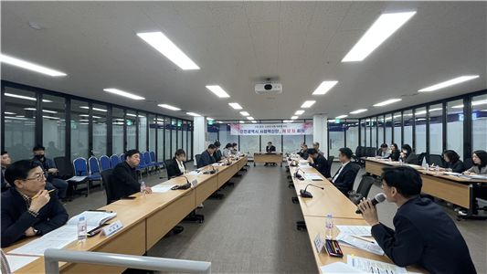 지난 14일 인천시청에서 열린 제12차 전체회의에서 시정 자문기구인 인천시 시정혁신단 위원들이 논의하고 있다. ( 사진 = 인천시 제공 )