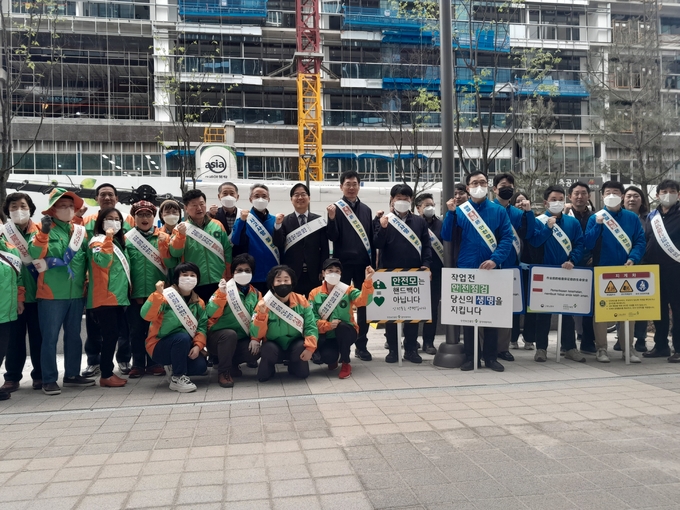 고용노동부 안양지청이 14일 광명 하안동 지식산업센터에서 합동 안전보건 캠페인을 갖고 있다.(사진=고용노동부 안양지청 제공)