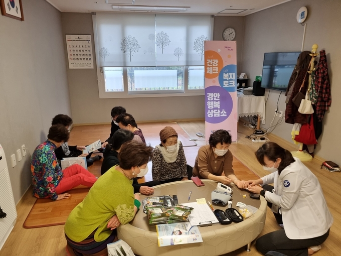 간호직공무원과 사회복지직 공무원들로 구성된 경안동행정복지센터 보건복지팀이 거동 불편한 어르신들을 직접 찾아가 건강 상태등을 체크하고 있다. (사진=광주시 제공)