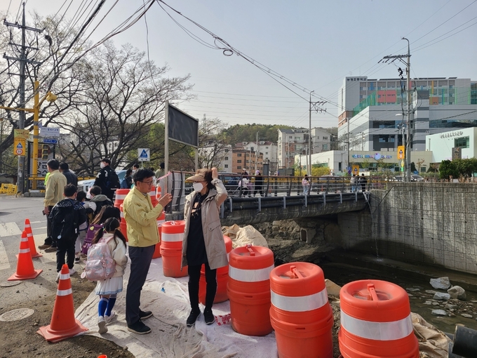 광주시청 공무원들이 능평동, 능평초 학생들의 안전한 등·하굣길을 위해 합동점검을 실시하고 있다. (사진=광주시 제공)