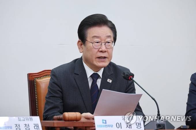 17일 오전 더불어민주당 이재명 당대표가 국회에서 열린 최위원회의에서 '전당대회 돈 봉투 의혹' 관련 입장을 밝히고 있다. ( 사진 = 연합뉴스 제공 )