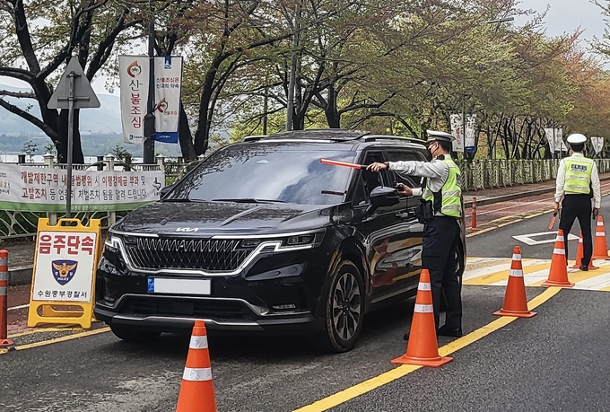  15일 수원중부경찰서가 주간 불시 음주단속을 실시하는 모습. (사진=수원중부경찰서 제공)