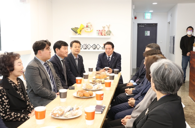 최대호 안양시장(가운데)이 17일 스마트케어하우스 개소식에 참석한 뒤 주민들과 간담회를 갖고 있다.(사진=안양시 제공)