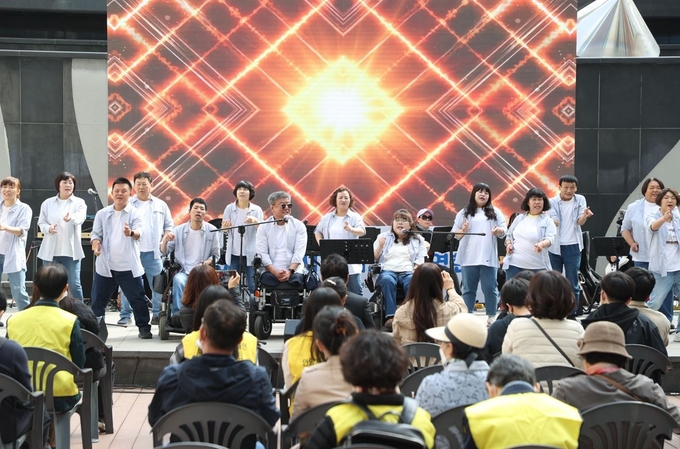 장애인 '위풍당당밴드'가 14일 열린 기념식에서 식전공연을 펼치고 있다.(사진=안양시 제공)