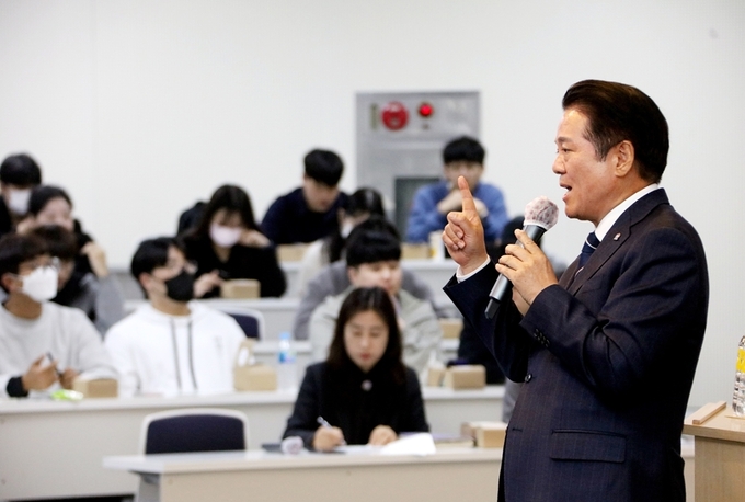 최대호 안양시장이 17일 대림대에서 '청년이 행복한 안양'을 주제로 특강을 하고 있다.(사진=안양시 제공)