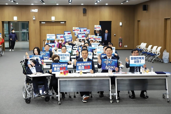 17일 경기도의회 대회의실에서 장애인위원회 발대식 및 임명장 수여식 참석자들이 기념사진을 찍고 있다. (사진=더불어민주당 경기도당 제공)