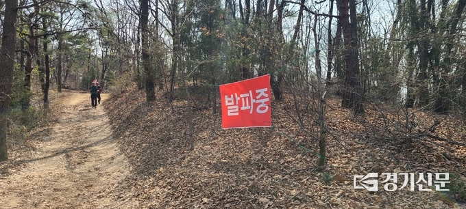 도락산과 불곡산을 잇는 송전선로 발파현장을 등산객이 걷고 있다. (사진=이호민 기자)