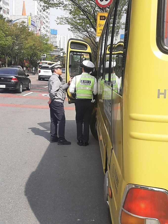 파주경찰서는 지난 17일 어린이통학버스 운전자를 대상으로 법규위반 행위에 대한 단속 및 합동점검을 실시하고 있다.(사진=파주경찰서 제공)