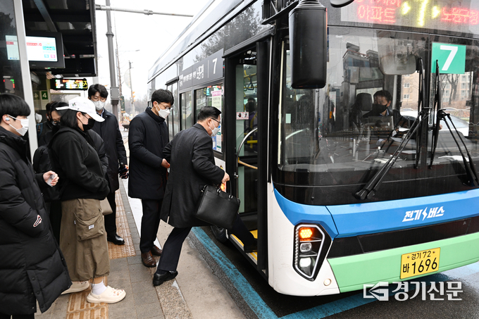 강수현 양주시장이 신도시에서 버스를 이용해 출근하고 있다. (사진=이호민 기자)