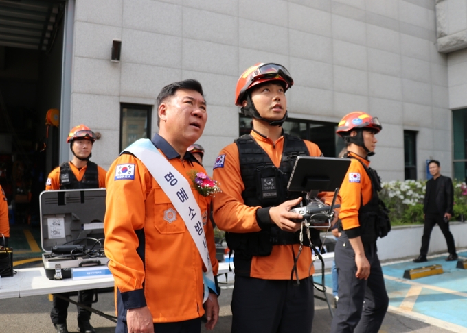  장진혁 이사장이 특수 장비를 활용한 화재진압훈련을 참관하고 있다.(사진=남양주소방서 제공)