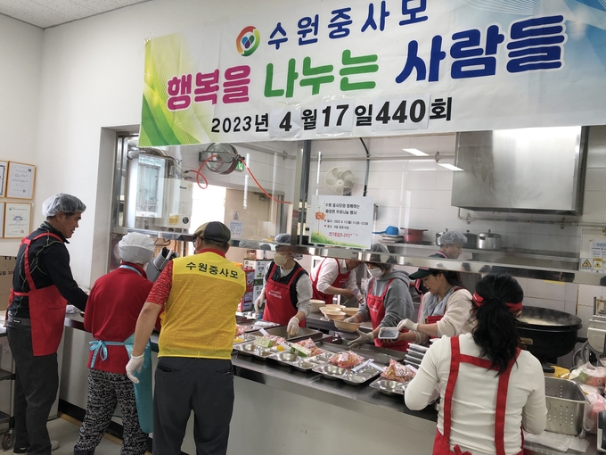수원 중화요리를 사랑하는 모임 회원들은 지난 17일 양평군노인복지관 경로 식당에서 짜장면 200인분을 준비해 어르신들에게 대접하고 있다. (사진=양평군 제공)