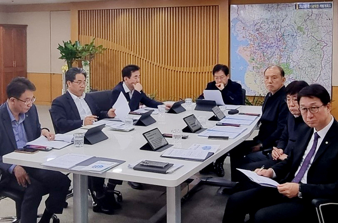 김세용 경기주택도시공사 사장(가운데)과 6본부장이 18일 부패리스크 사전 예방을 위해 ‘윤리경영 전략세미나’를 진행하고 있다. (사진=경기주택도시공사 제공)