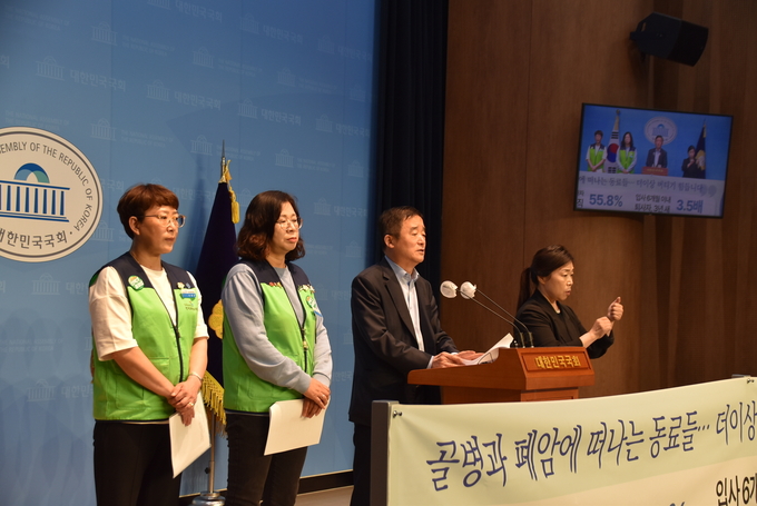 국회 교육위원회 소속 강득구 의원 ( 더불어민주당 , 안양만안 )은 18일 국회 소통관에서 전국교육공무직본부와 ‘학교급식종사자 퇴사 급증과 채용 미달 사태 대책 마련 촉구’ 기자회견을 열었다. (사진=강득구 의원실)