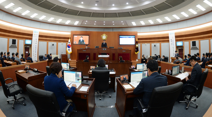 오산시의회가 제276회 임시회 개회하고 2회 추가경정예산안 심의 및 행정사무감사를 위한 준비에 들어갔다.(사진=오산시의회 임시회 장면/오산시 의회 제공)